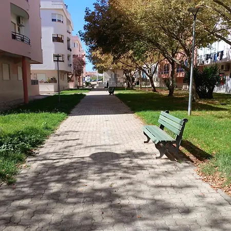 Superhost Garden View Double Near Lisbon And Beaches Δωμάτια σε οικογενειακή κατοικία *